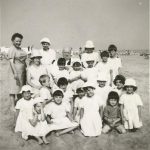 Rosa Goffi alla colonia pontificia Leone XIII, con la mamma signorina